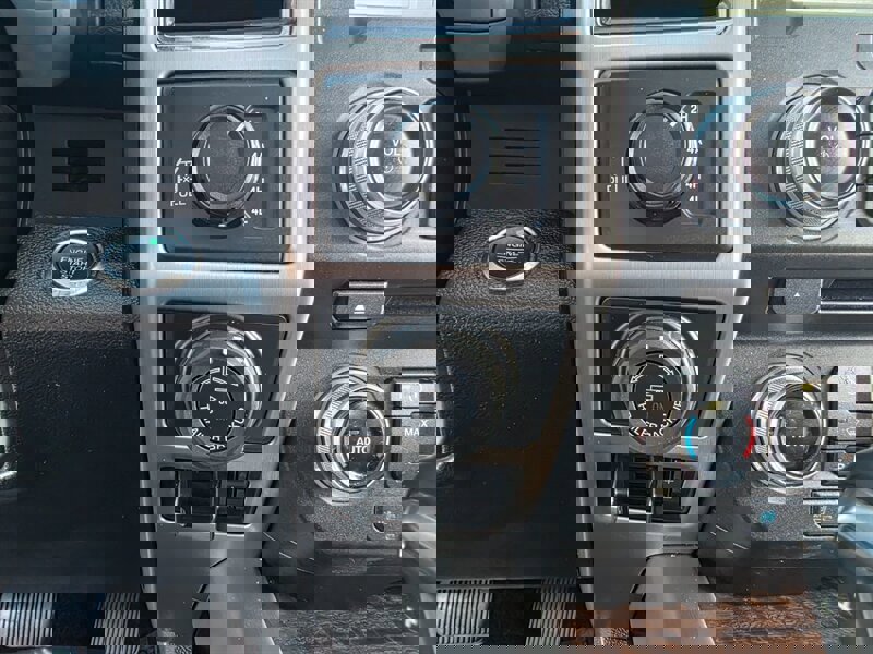 Used 2017 Ford F150 Platinum w/ Equipment Group 701A Luxury AWD/4WD image 23