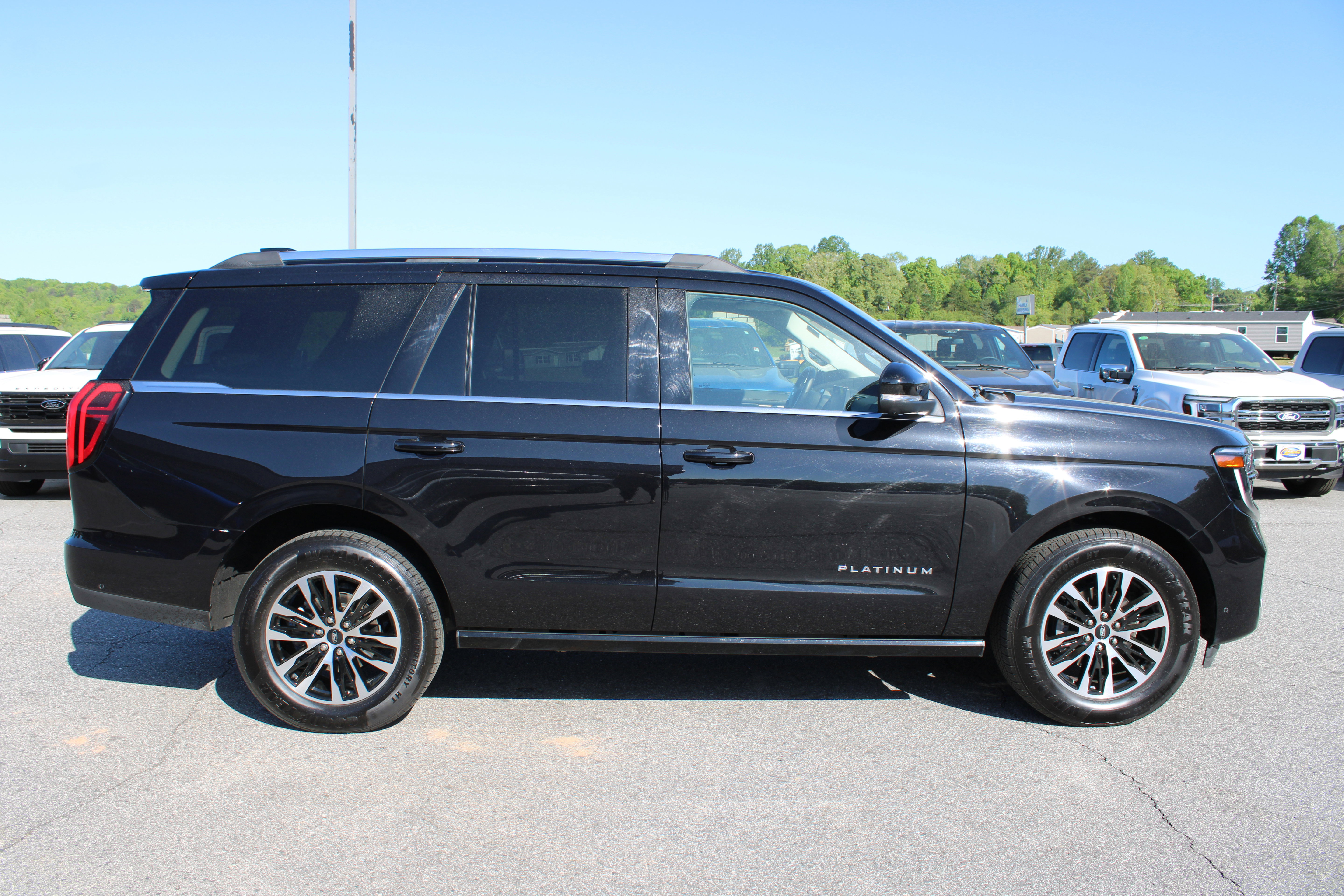 Used 2025 Ford Expedition Platinum image 5