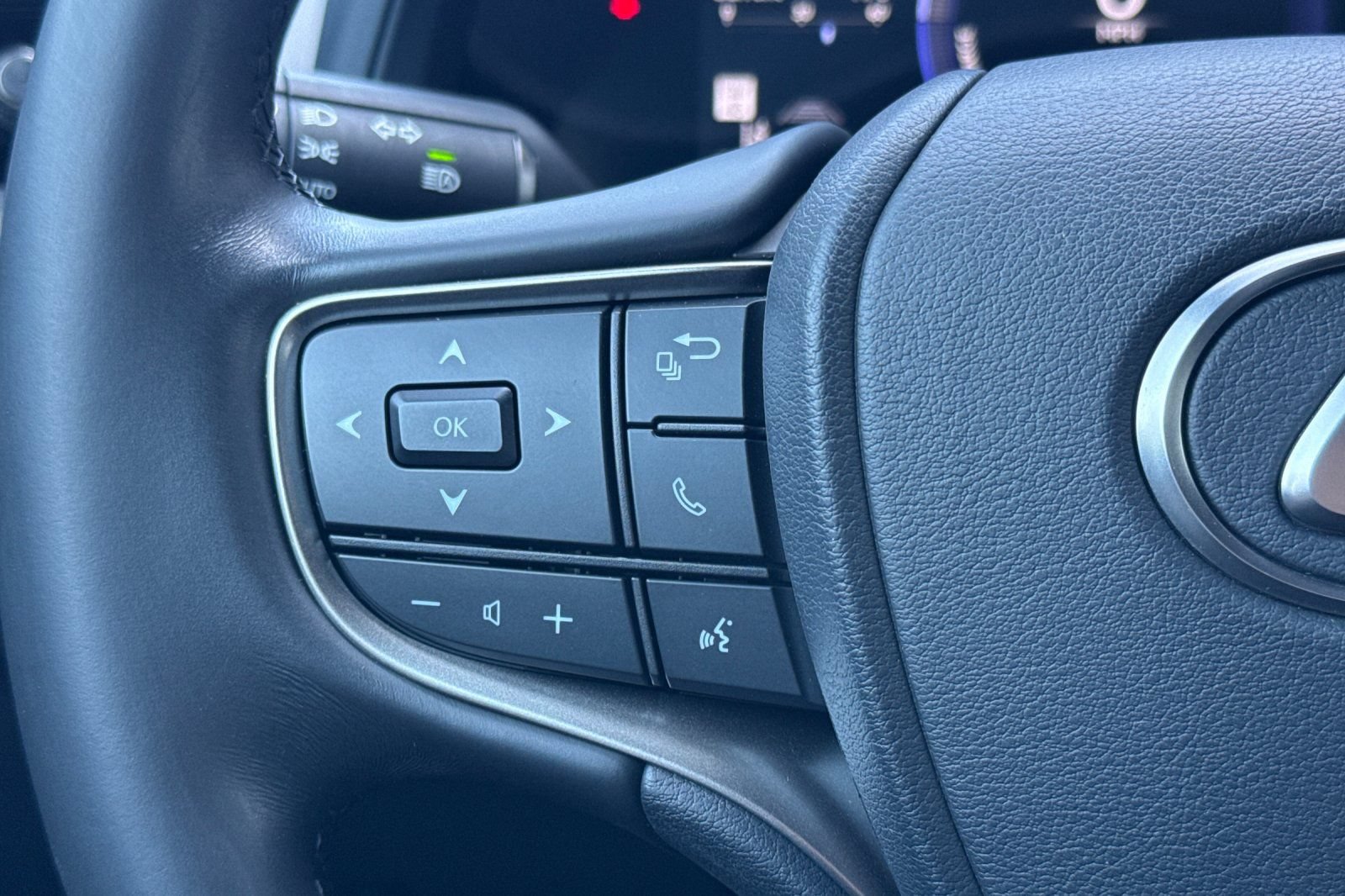 Used 2025 Lexus UX 300h FWD w/ Accessory Package (Z2) image 26