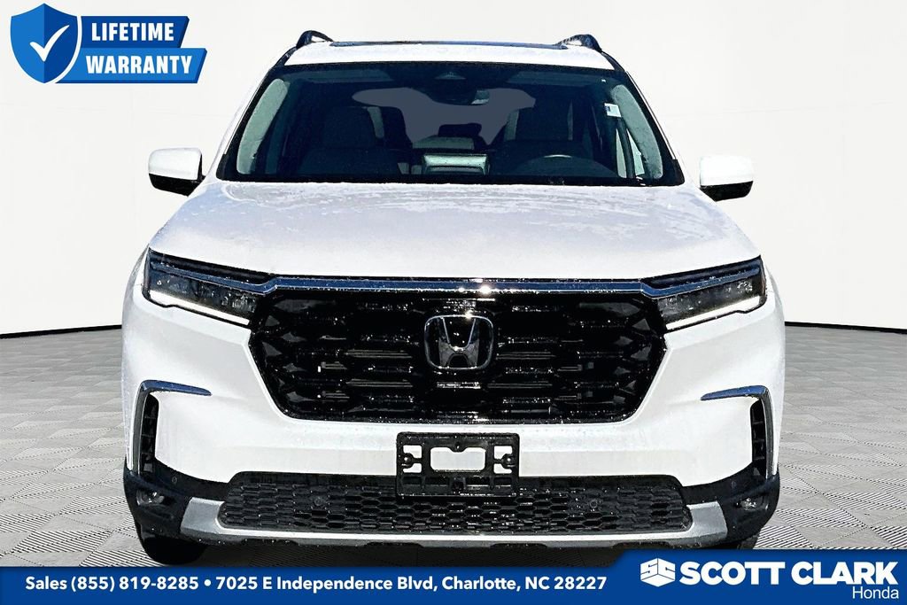 Used 2025 Honda Pilot Touring image 2