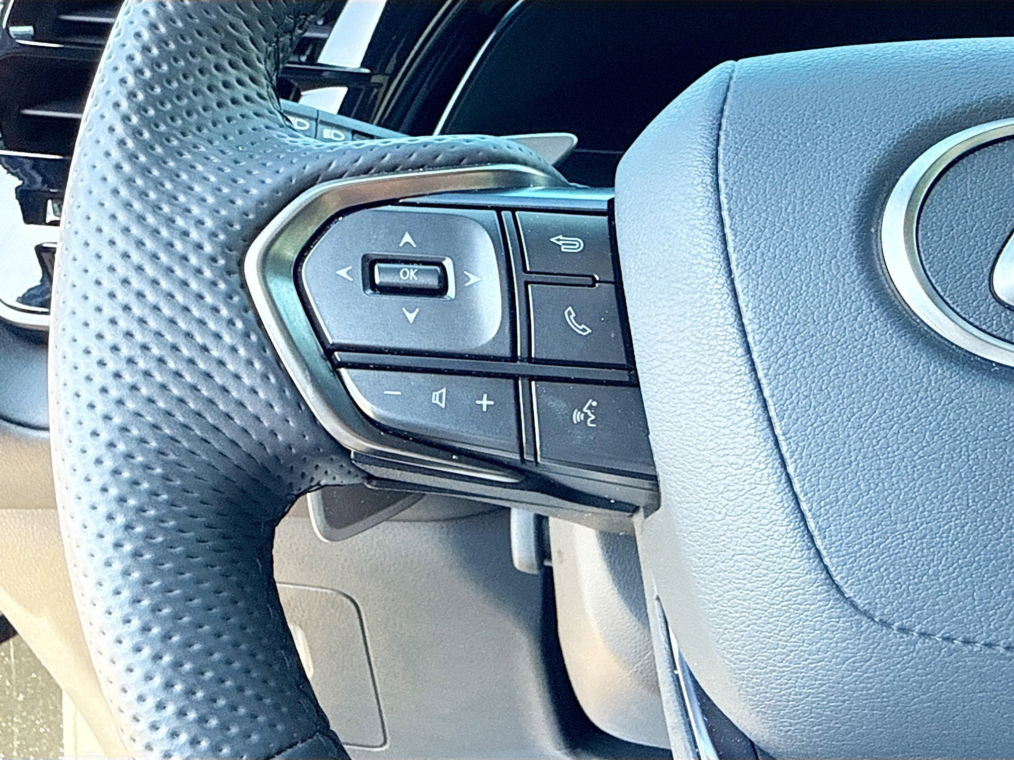 Used 2025 Lexus TX 500h AWD w/ Technology Package image 39