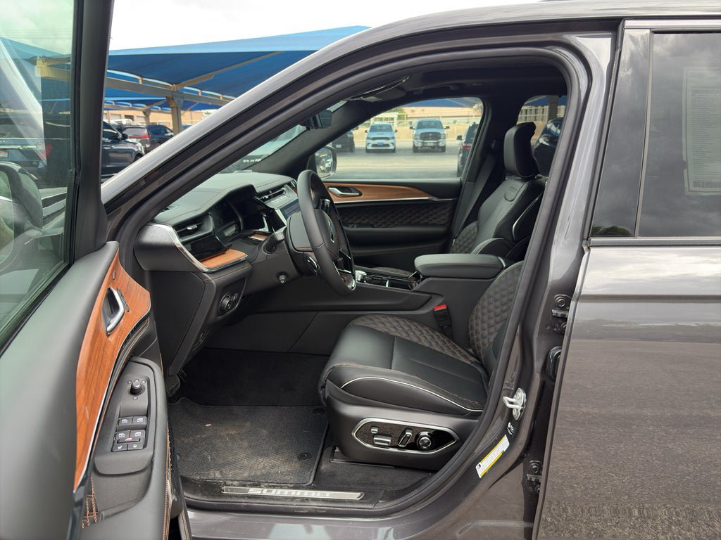 New 2026 Jeep Grand Cherokee Summit w/ Obsidian Package AWD/4WD image 11