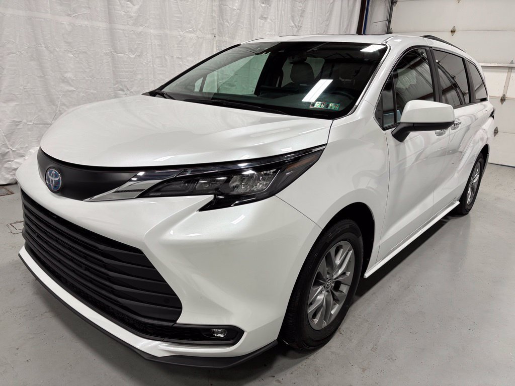 Used 2025 Toyota Sienna XLE AWD/4WD image 3