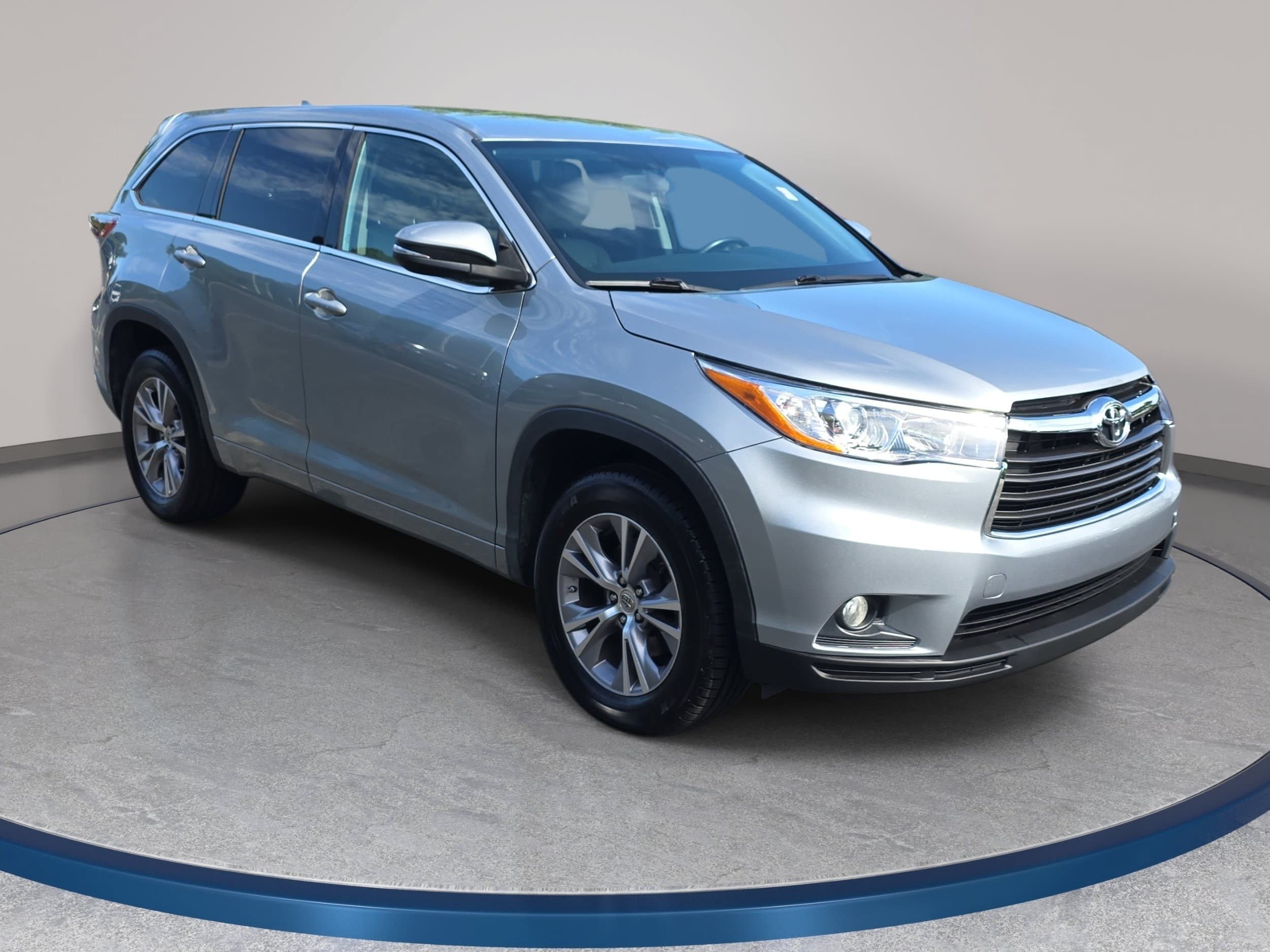 Used 2015 Toyota Highlander Plus FWD image 3