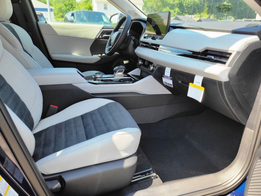 New 2025 Mitsubishi Outlander SE image 11