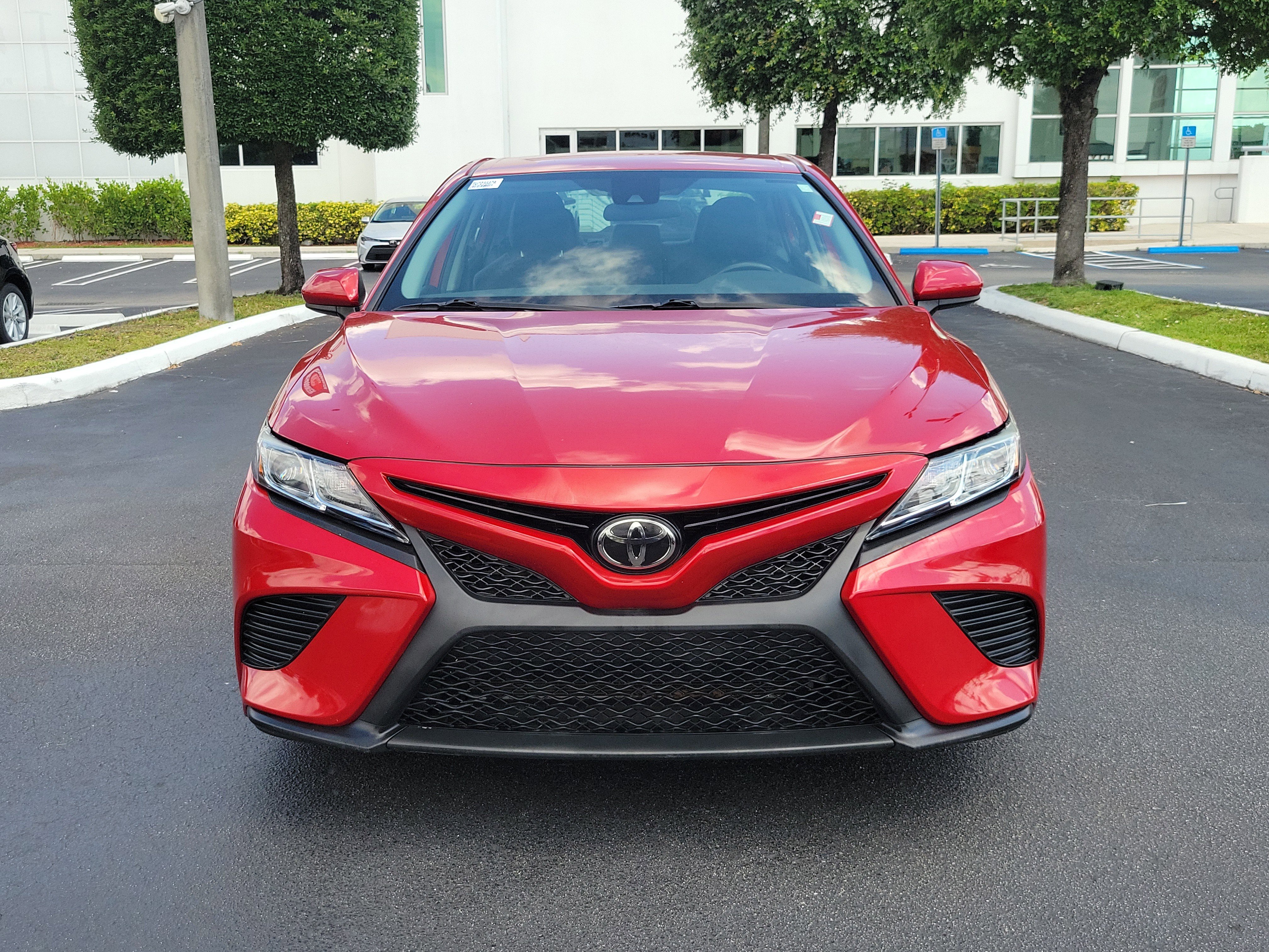Used 2020 Toyota Camry SE FWD image 4