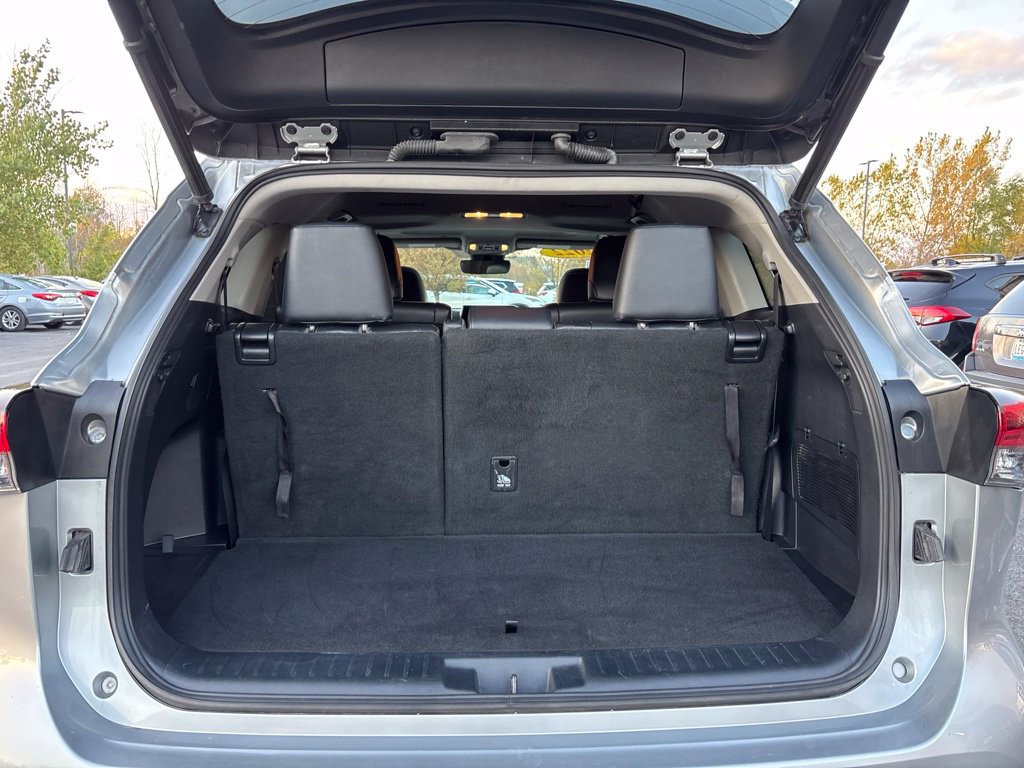 Used 2022 Toyota Highlander XLE AWD/4WD image 12