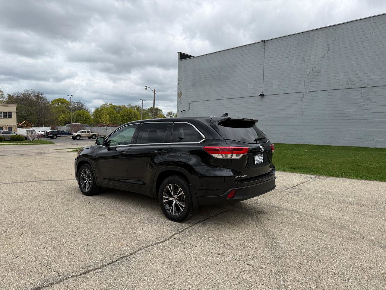 Used 2017 Toyota Highlander Plus AWD/4WD image 5
