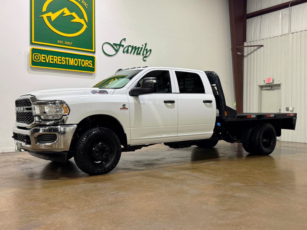 Used 2024 RAM 3500 Tradesman w/ Chrome Appearance Group AWD/4WD image 3