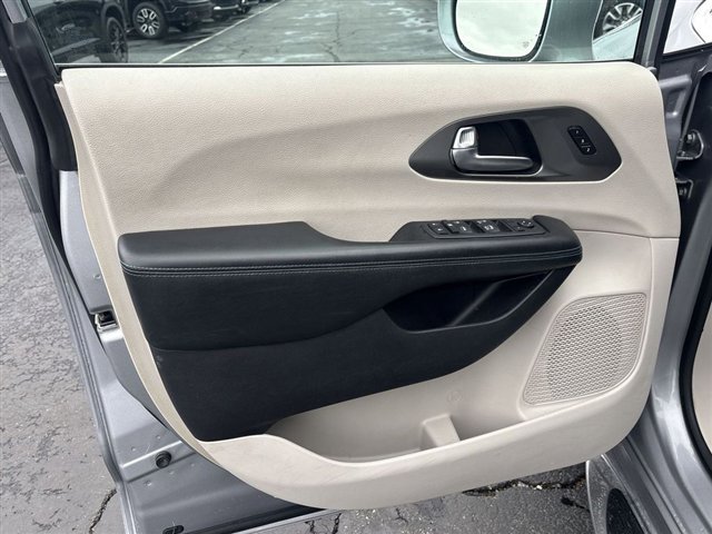 Used 2021 Chrysler Pacifica Touring-L AWD/4WD image 22