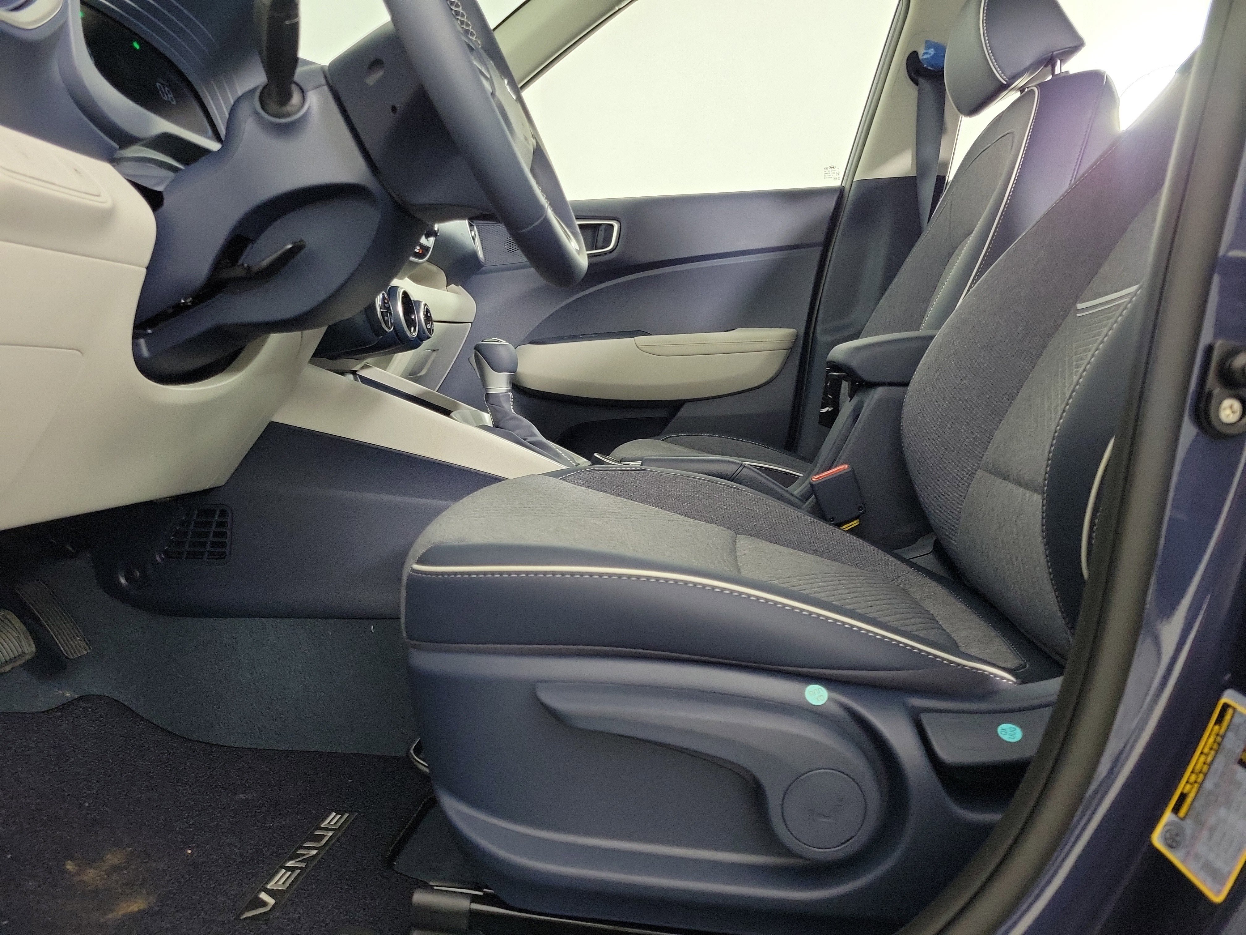 New 2026 Hyundai Venue SEL FWD image 25