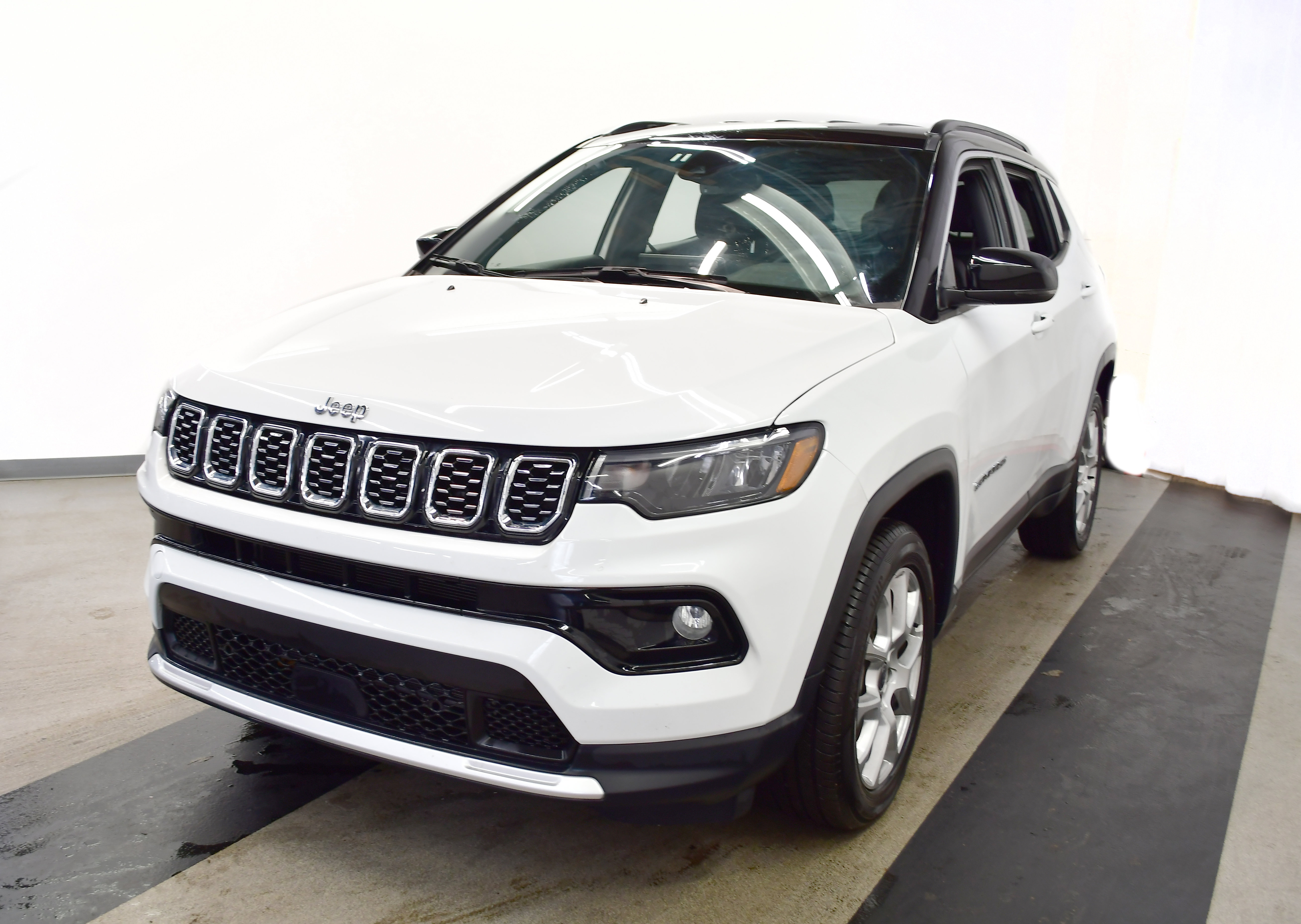 Used 2025 Jeep Compass Limited image 4