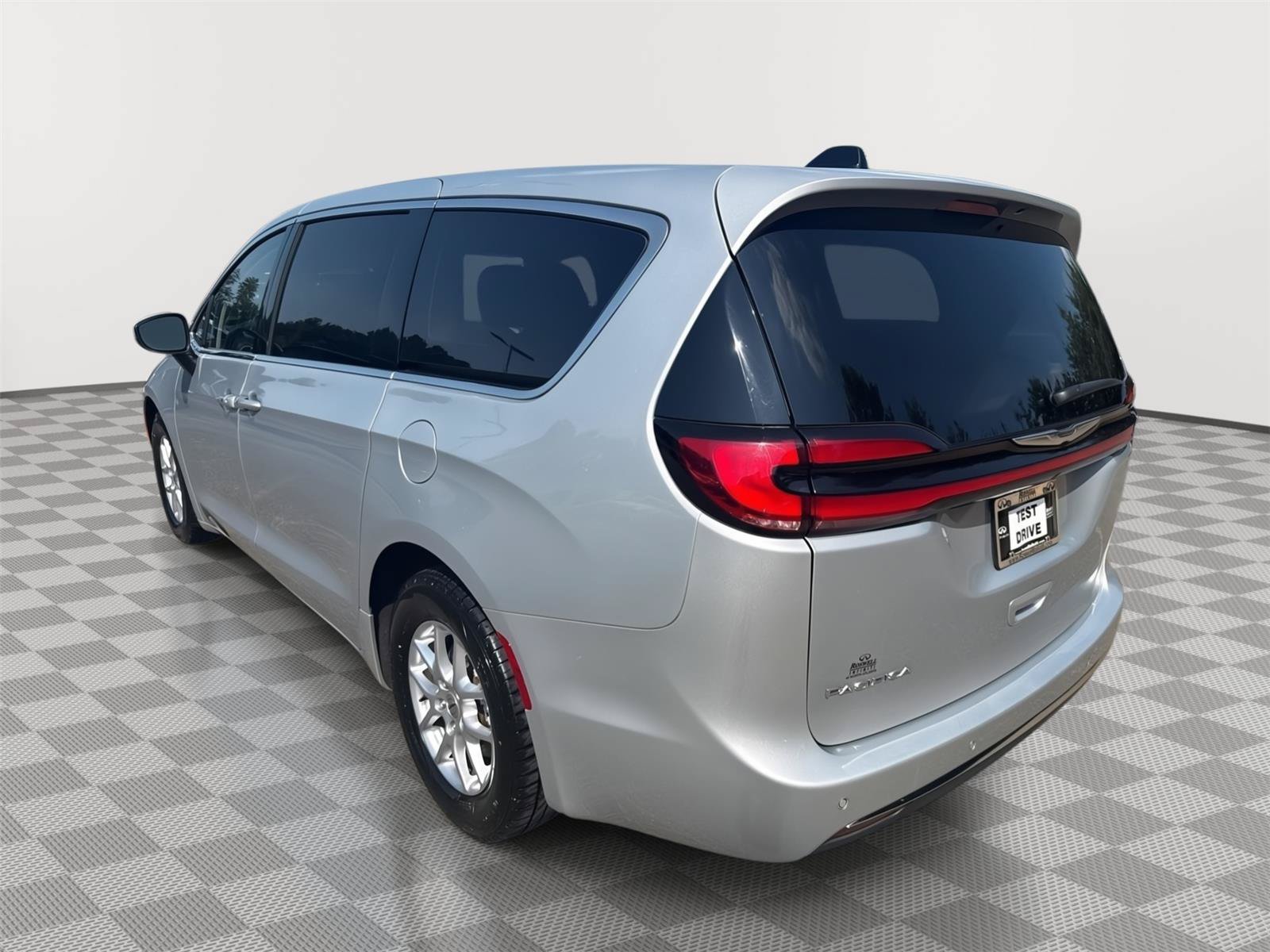 Used 2023 Chrysler Pacifica Touring-L FWD image 8