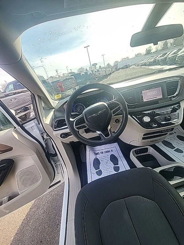 Used 2022 Chrysler Voyager LX image 15