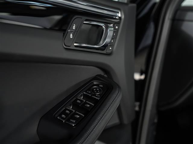 Certified 2026 Porsche Macan AWD/4WD image 23