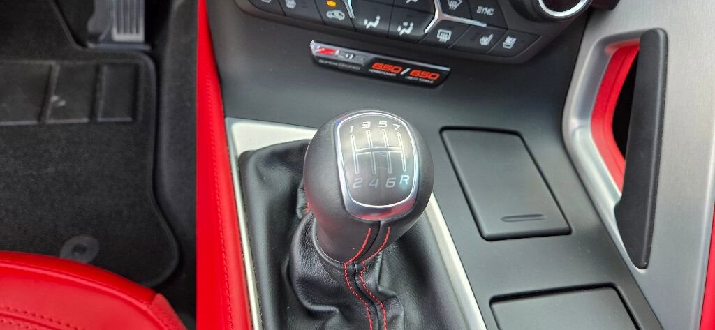Used 2015 Chevrolet Corvette Z06 w/ 3LZ Preferred Equipment Group image 20
