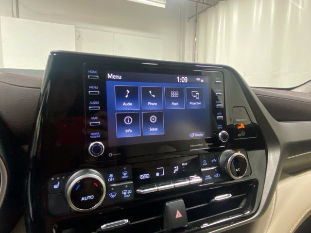 Used 2020 Toyota Highlander XLE FWD image 19