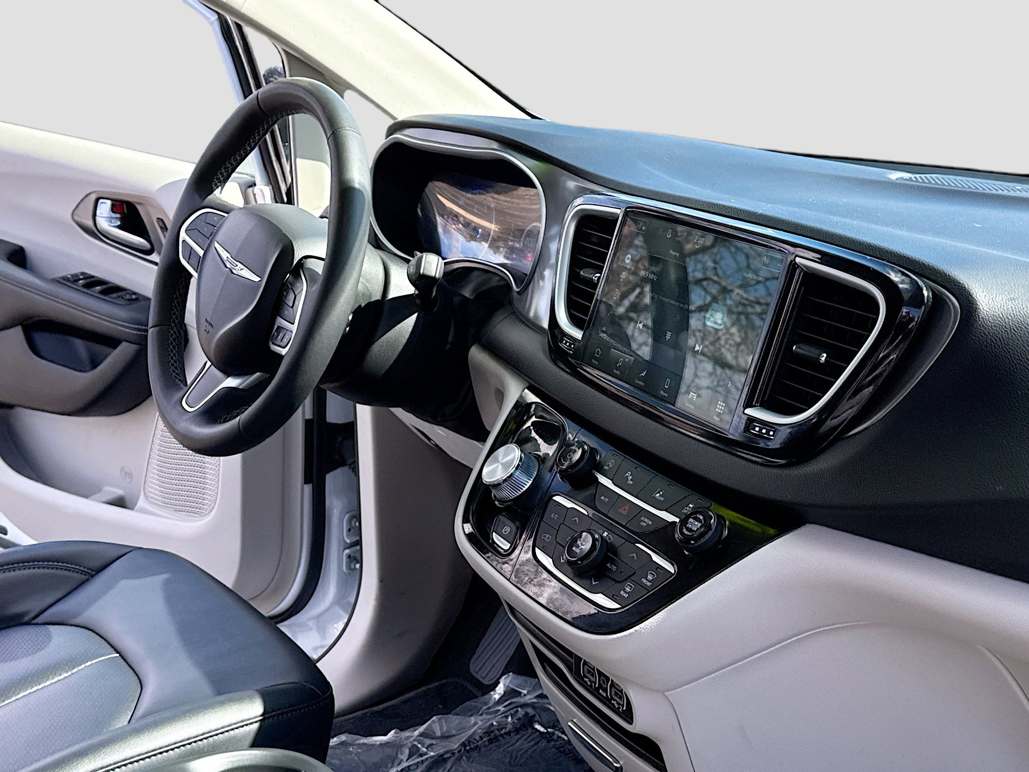 Used 2024 Chrysler Pacifica Touring-L FWD image 5