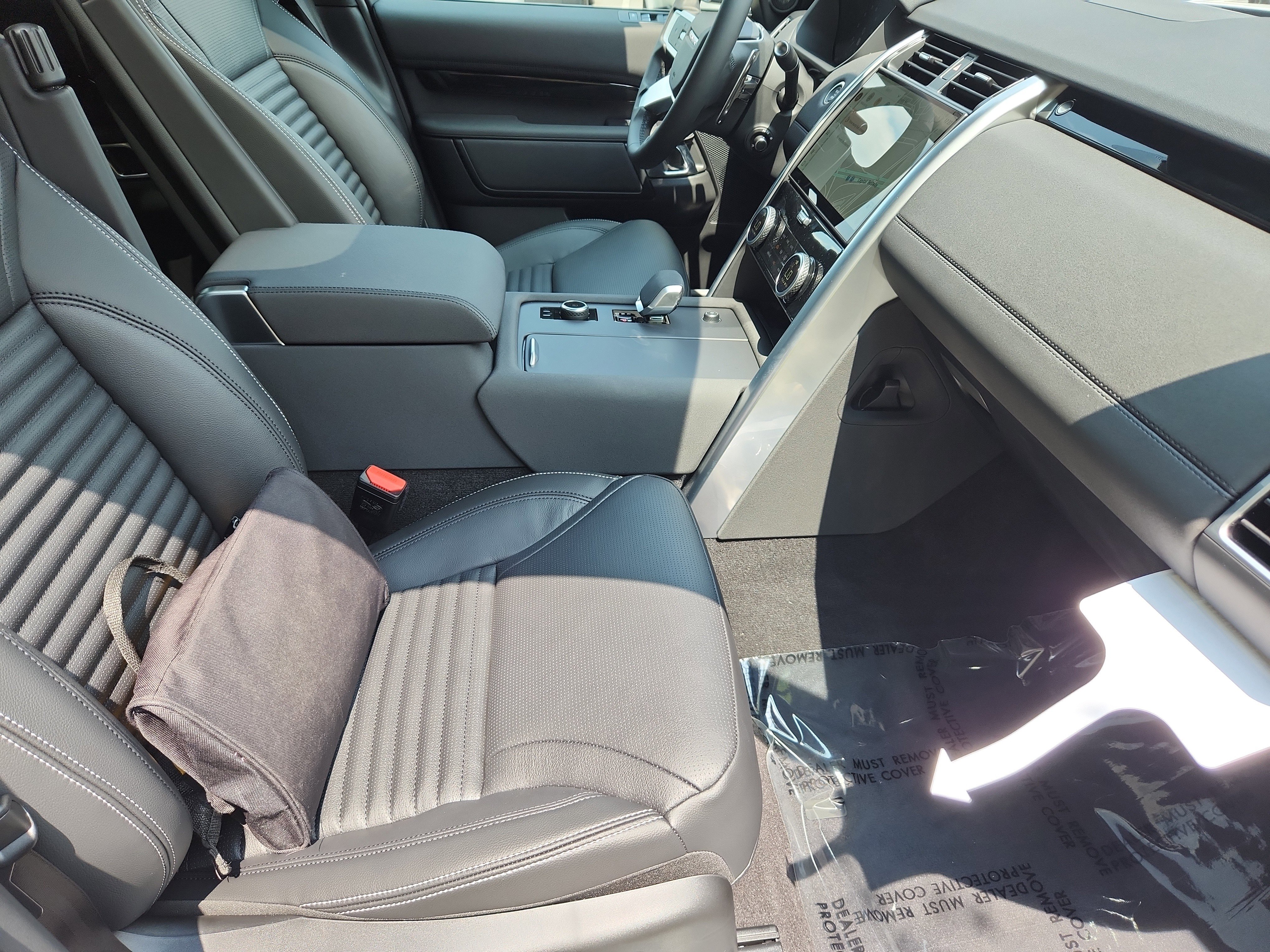 New 2025 Land Rover Discovery S image 3