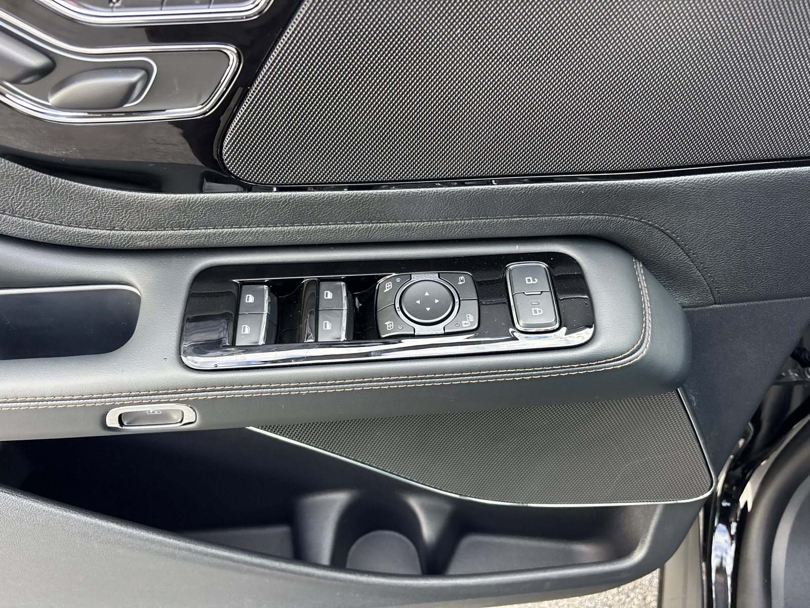 New 2026 Lincoln Aviator AWD image 13