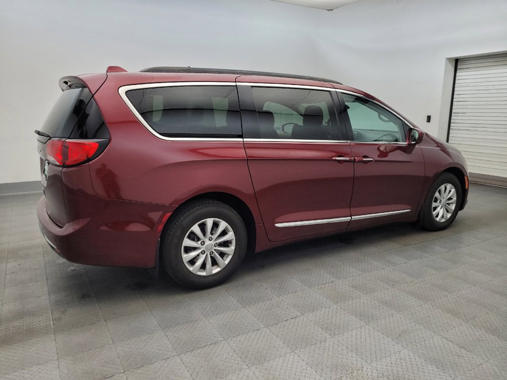 Used 2017 Chrysler Pacifica Touring-L w/ 13 Speaker Alpine Sound Group FWD image 10