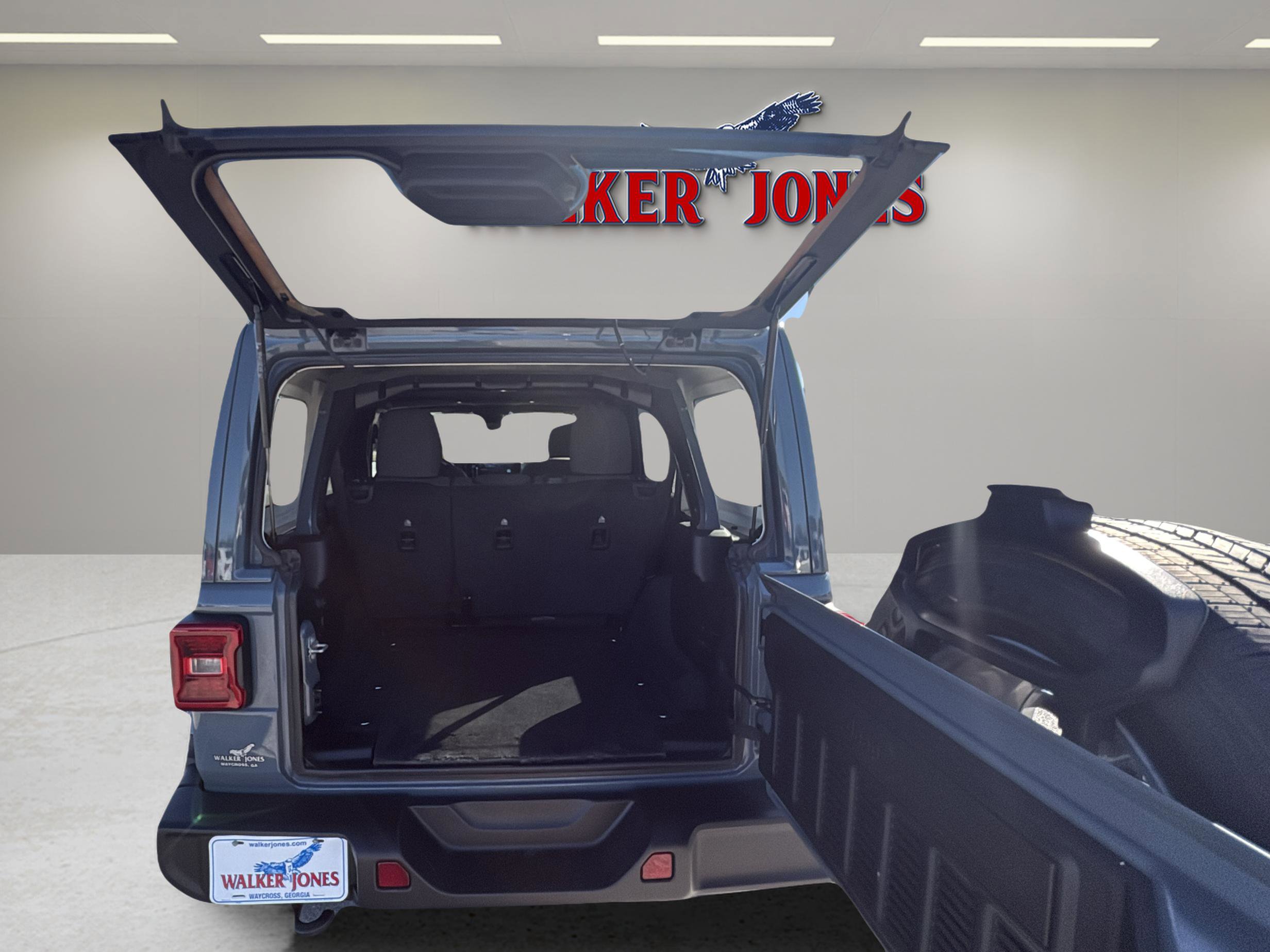Used 2024 Jeep Wrangler Sahara AWD/4WD image 16