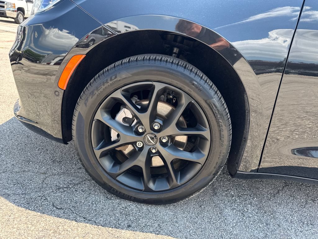 Certified 2023 Chrysler Pacifica Touring-L w/ S Appearance Package AWD/4WD image 39