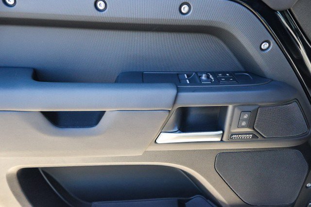 Certified 2025 Land Rover Defender 90 X-Dynamic SE AWD/4WD image 21