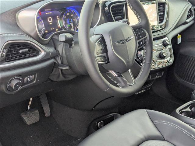 New 2026 Chrysler Pacifica Select AWD/4WD image 3