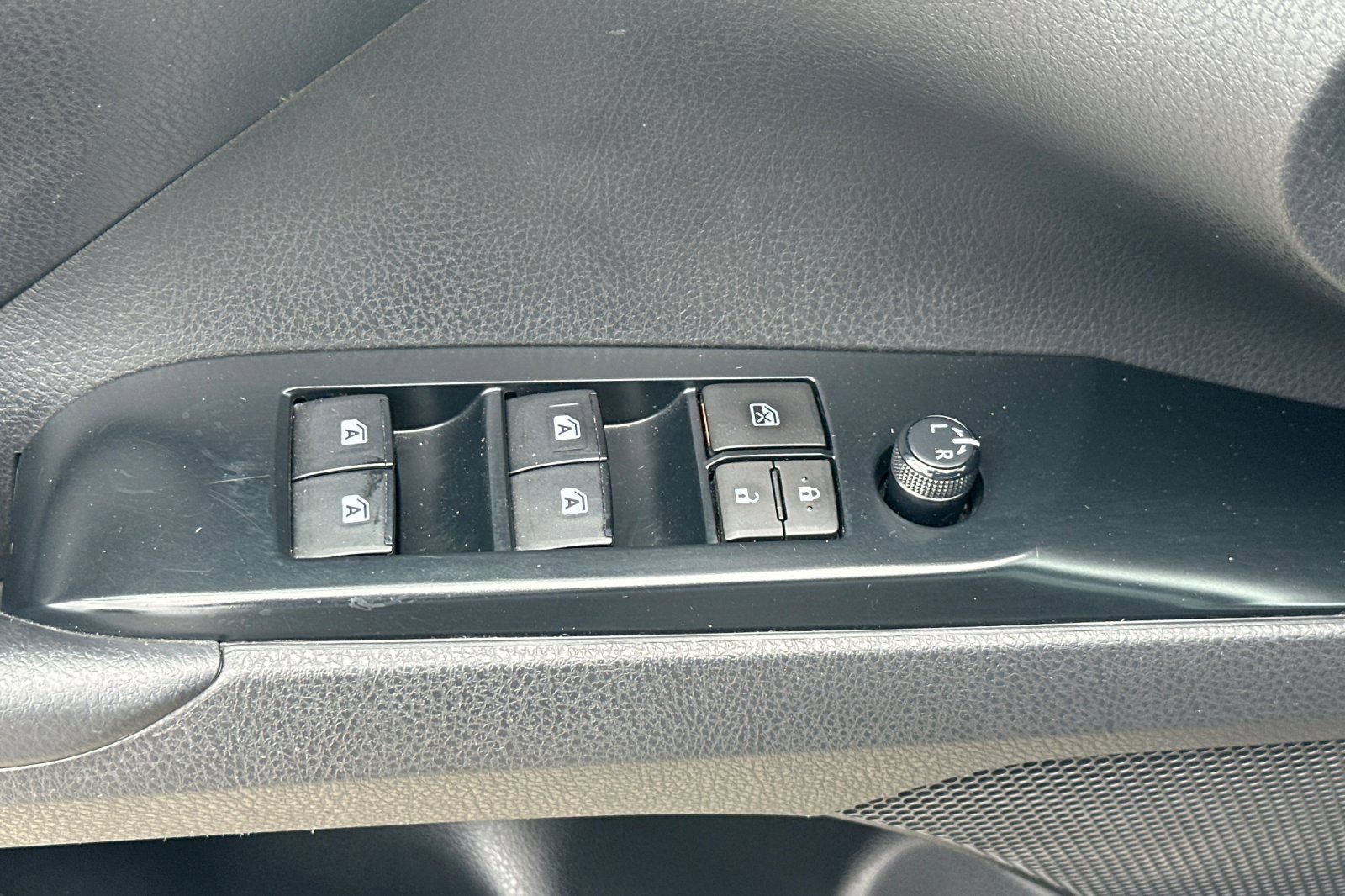 Used 2019 Toyota Camry LE FWD image 12