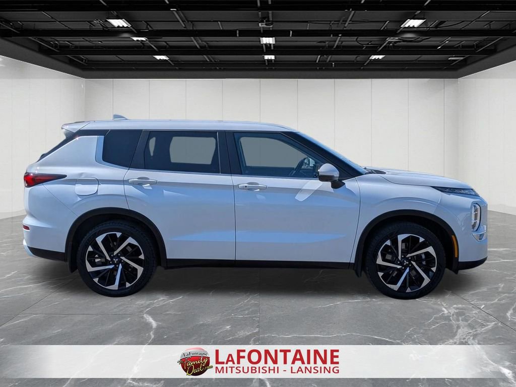 Used 2023 Mitsubishi Outlander SE Black Edition image 6