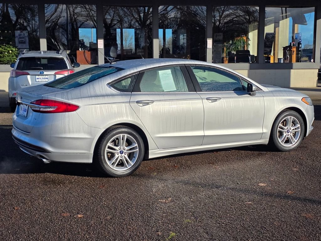 Used 2018 Ford Fusion SE image 2
