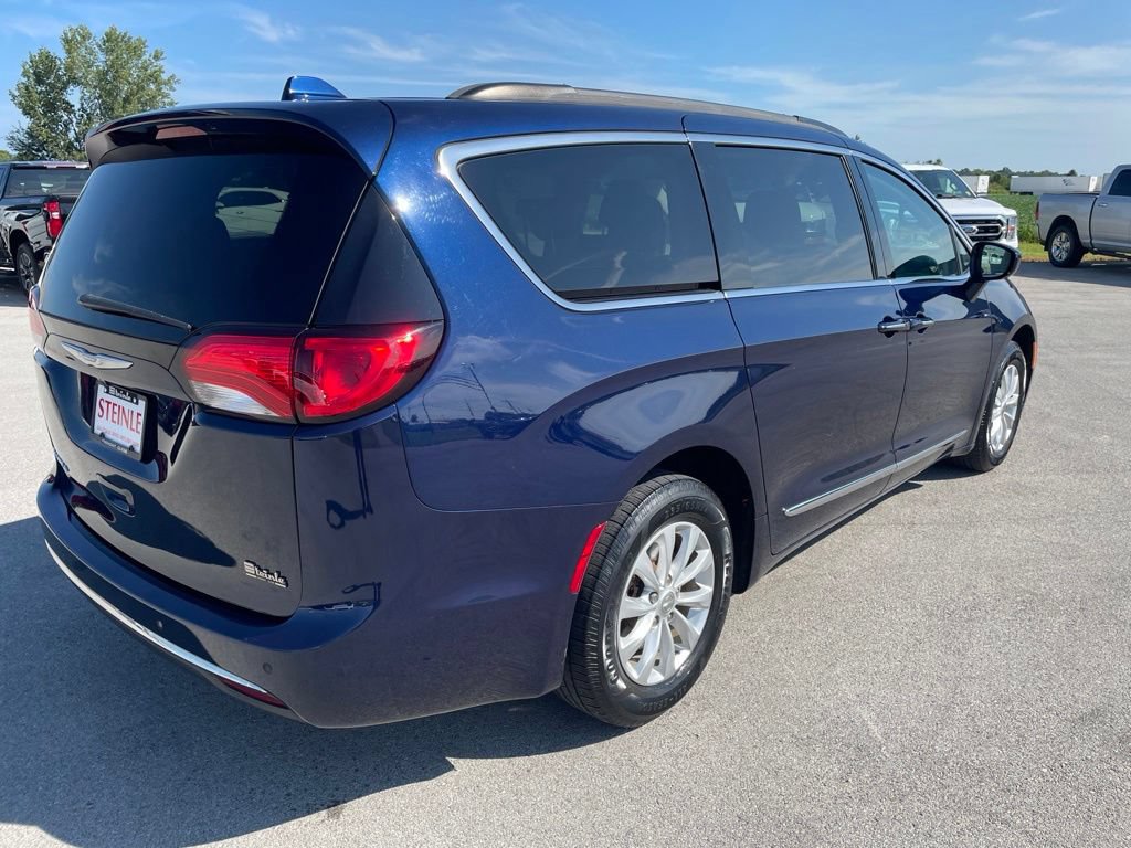Used 2017 Chrysler Pacifica Touring-L FWD image 10