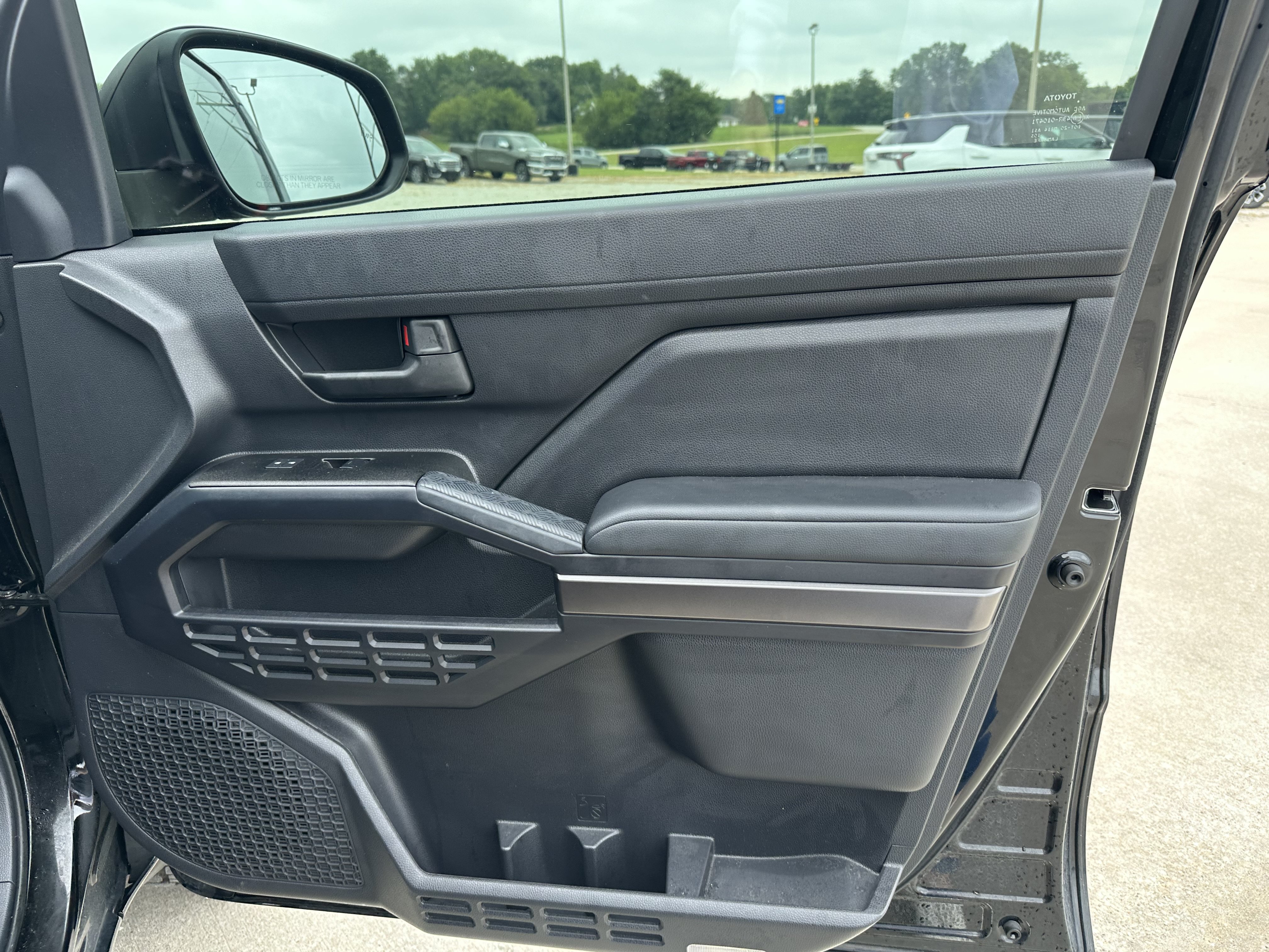 Used 2025 Toyota 4Runner SR5 AWD/4WD image 33