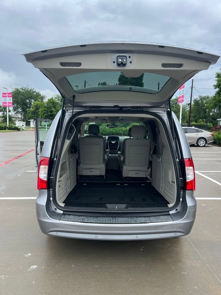 Used 2014 Chrysler Town & Country Touring-L w/ Driver Convenience Group FWD image 22