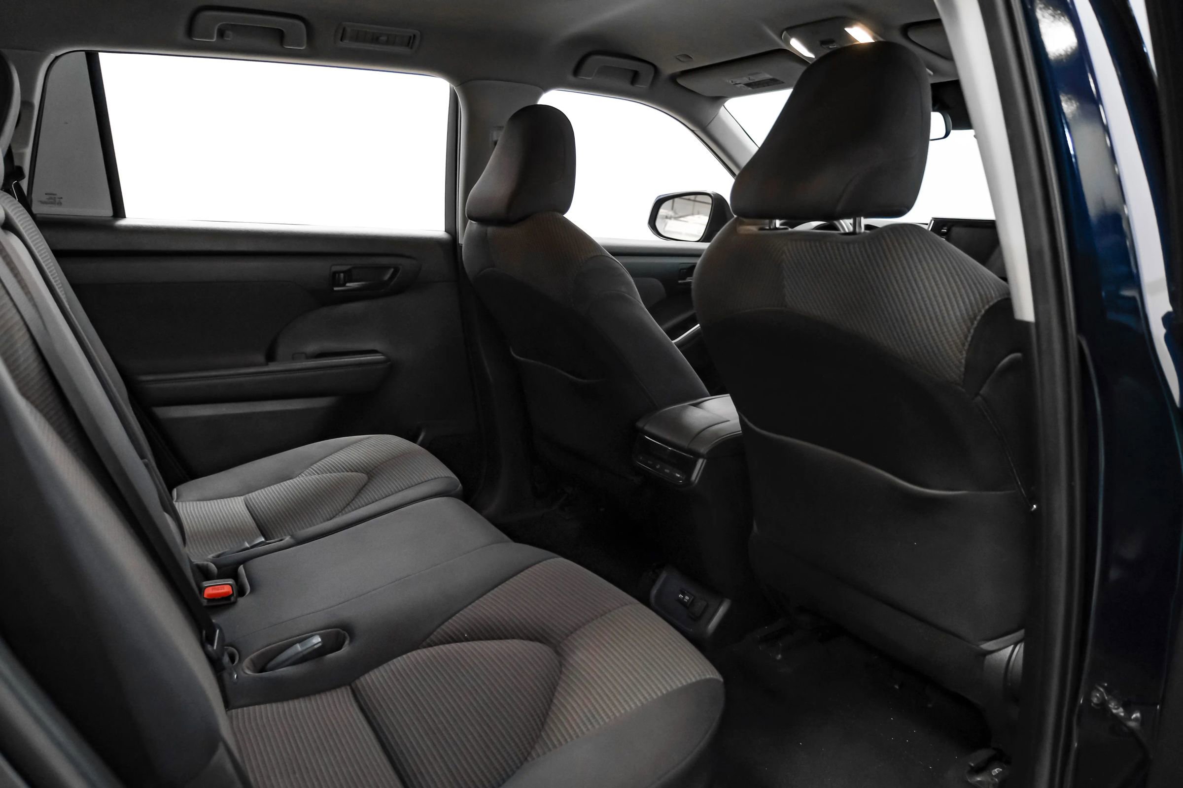Used 2020 Toyota Highlander L FWD image 36
