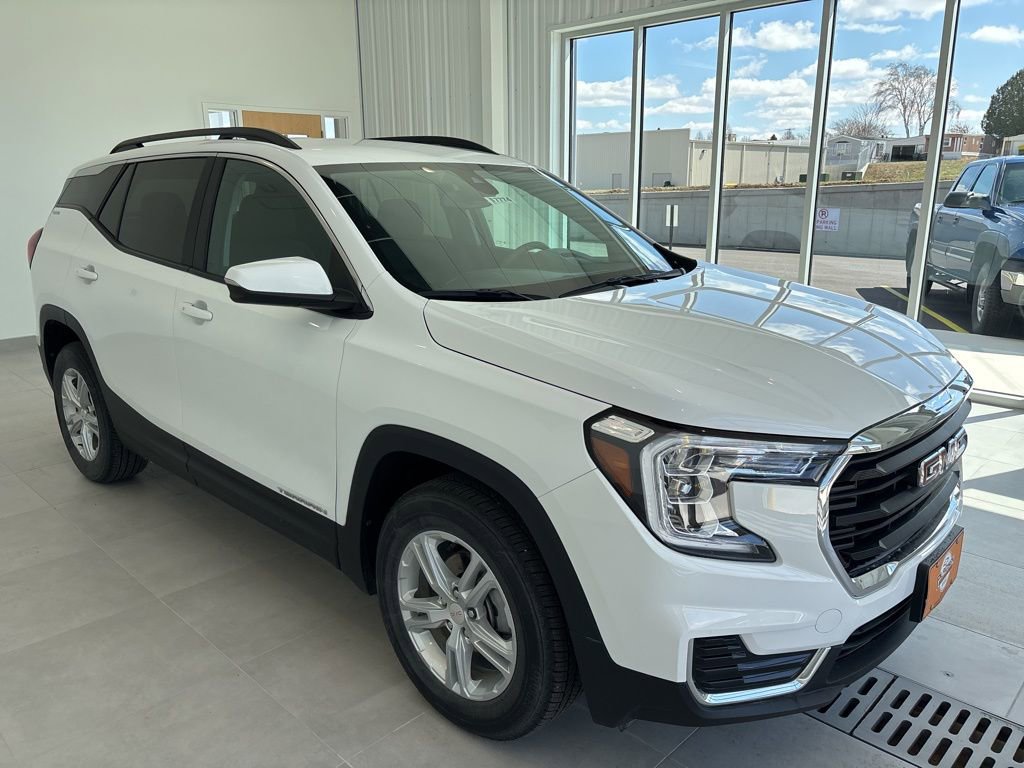 Used 2024 GMC Terrain SLE w/ Driver Convenience Package image 5