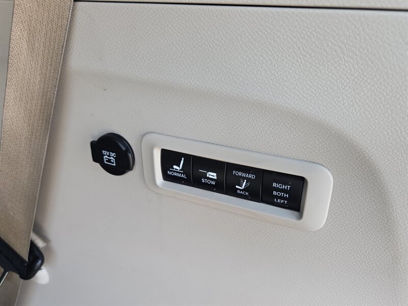 Used 2017 Chrysler Pacifica Limited FWD image 31
