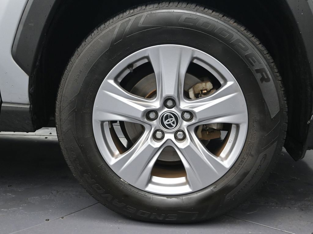 Used 2022 Toyota RAV4 LE image 9