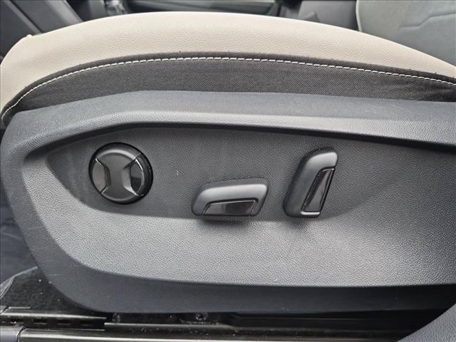 Used 2025 Volkswagen Taos SE FWD image 26