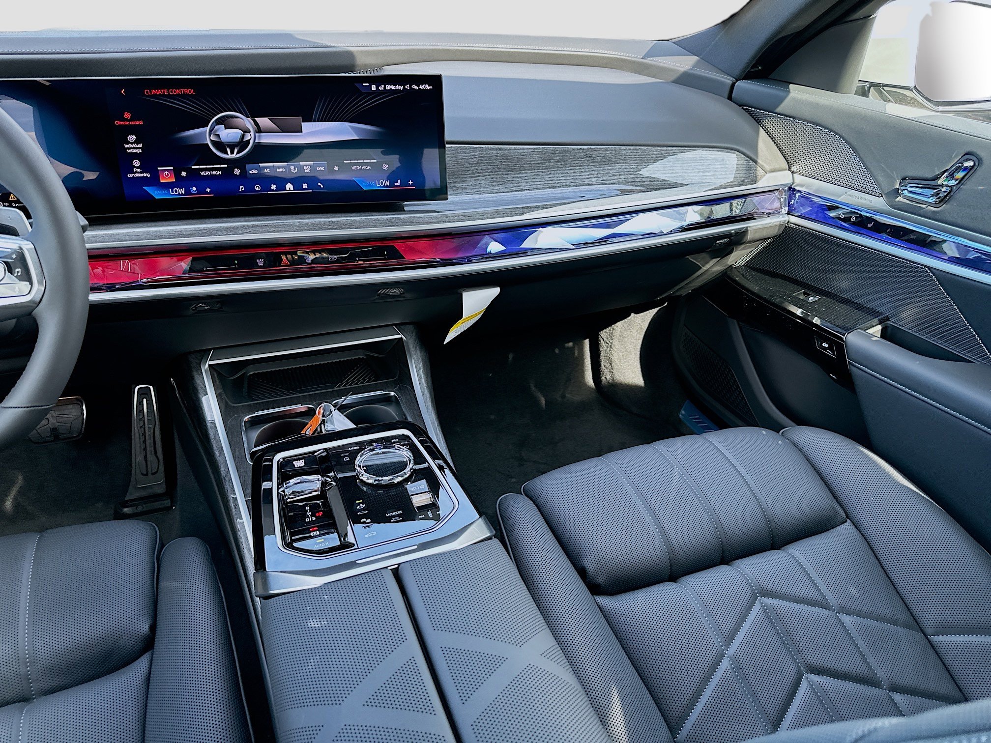 New 2026 BMW 750e xDrive w/ Premium Package image 18