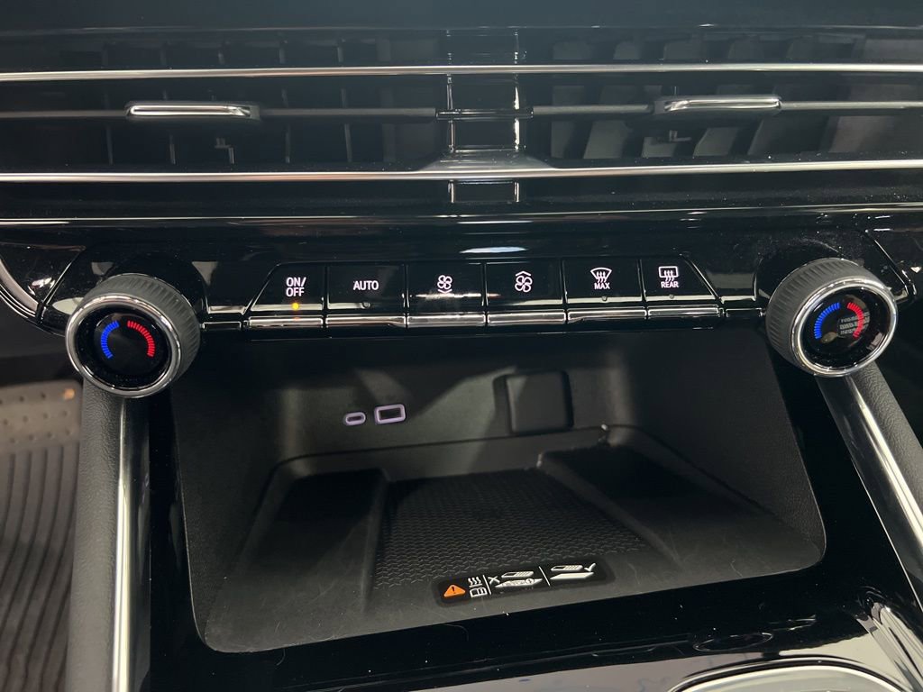 Used 2025 Chevrolet Traverse LT w/ Sun and Wheel Package FWD image 17