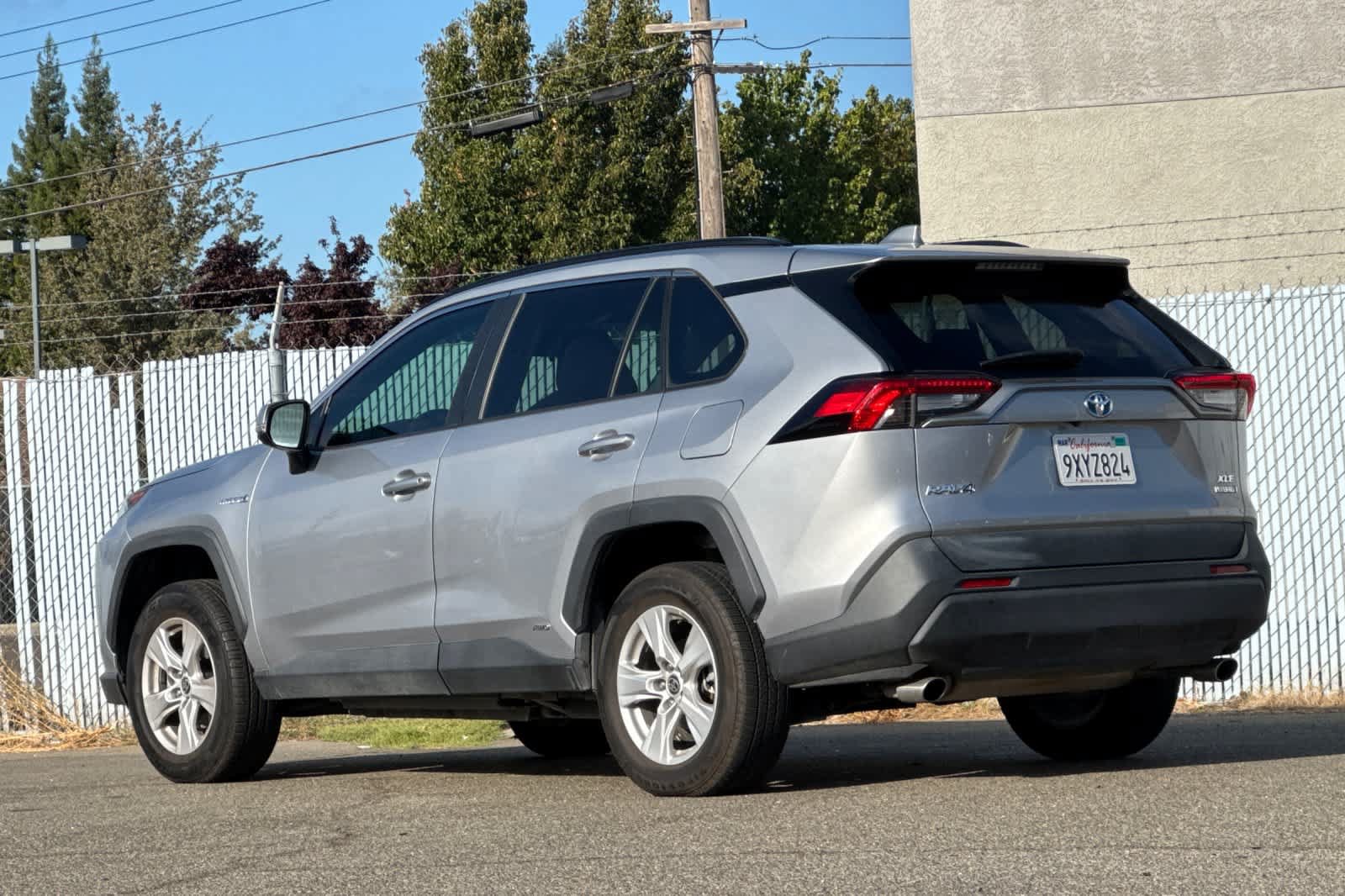 Used 2021 Toyota RAV4 XLE AWD/4WD image 5