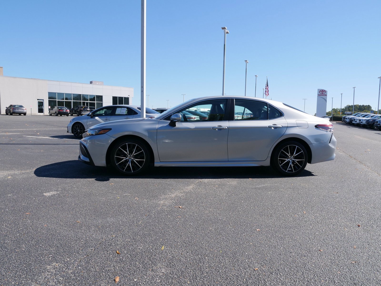 Used 2022 Toyota Camry SE w/ Convenience Package image 7