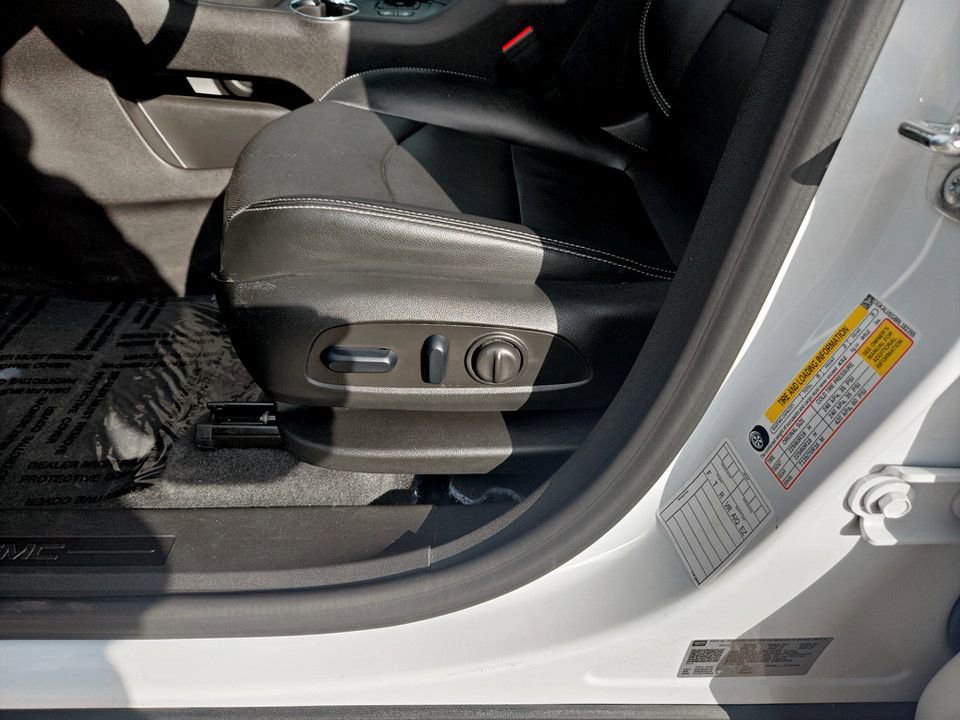 Used 2024 GMC Terrain SLT image 30