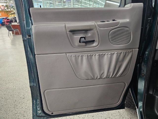 Used 2000 Ford E-150 and Econoline 150 Wagon image 19