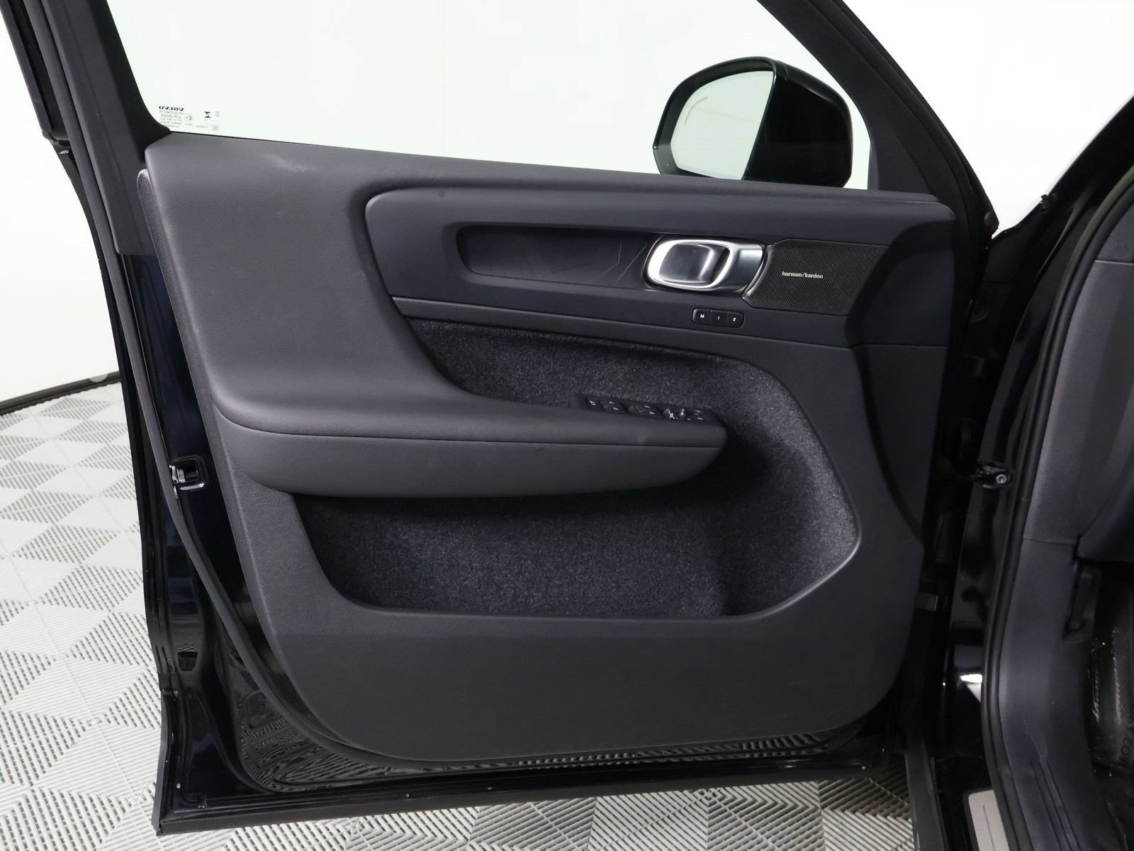 Certified 2023 Volvo XC40 Recharge Ultimate w/ Protection Package Premier AWD/4WD image 17