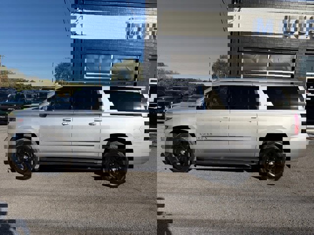 Used 2017 Chevrolet Suburban LT w/ Luxury Package image 2