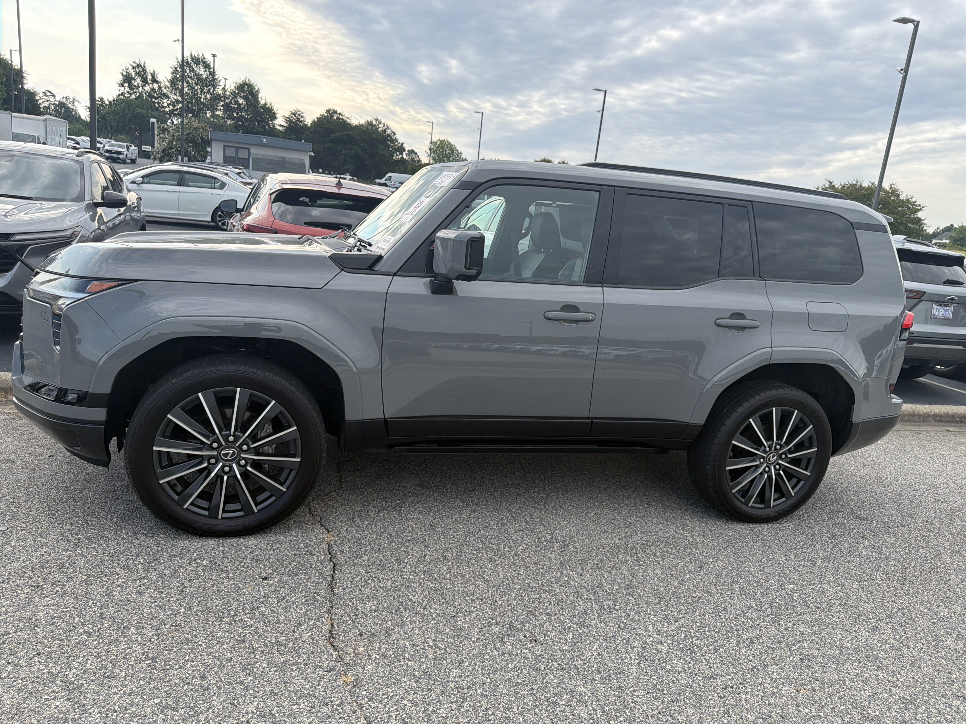 Used 2024 Lexus GX 550 w/ Accessory Package (2T) AWD/4WD image 7
