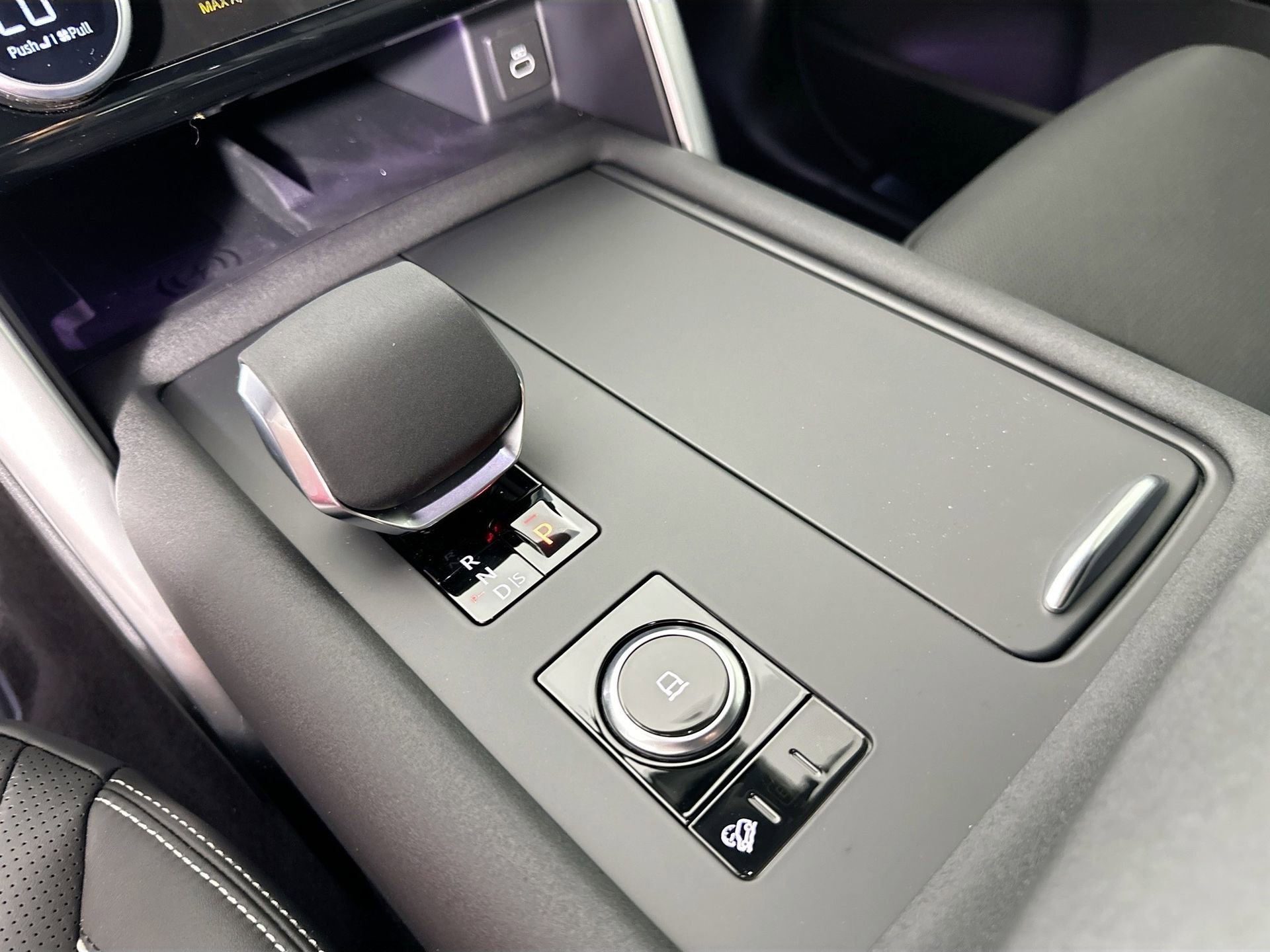 Certified 2024 Land Rover Discovery Dynamic SE image 9